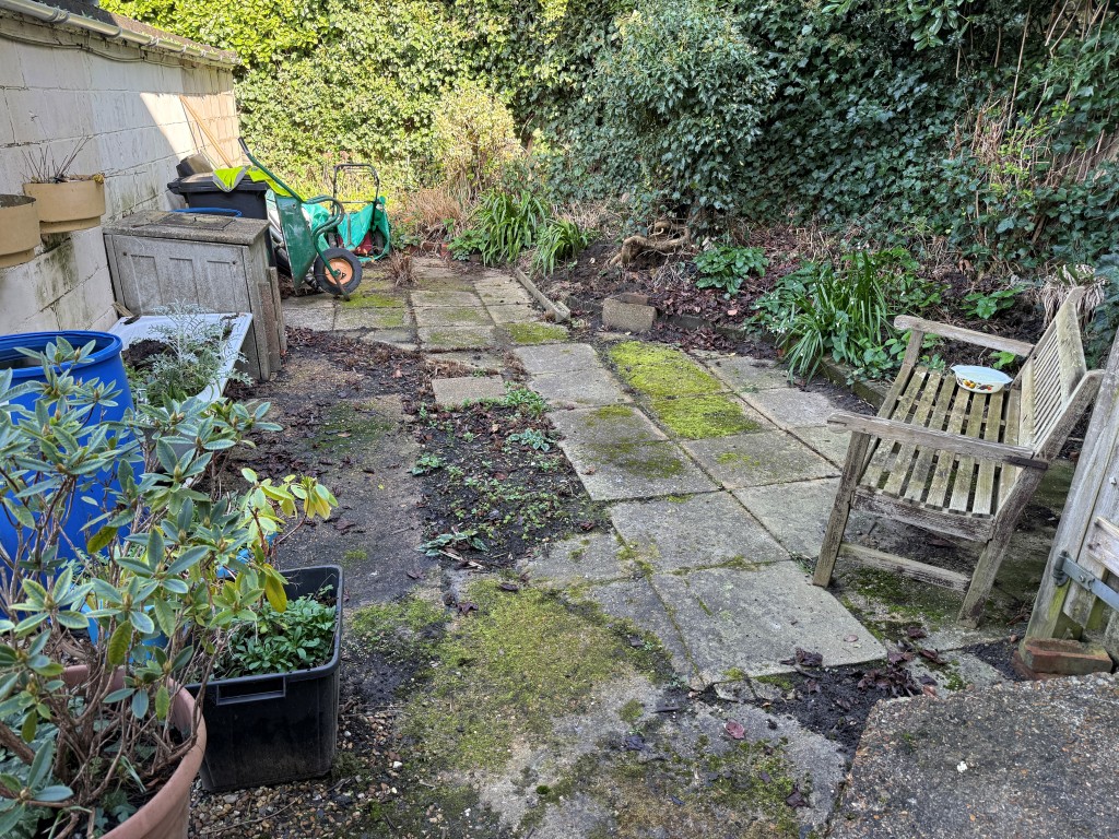 Lot: 134 - TWO-BEDROOM FLAT WITH GARAGE IN NEED OF UPDATING - Paved rear patio area